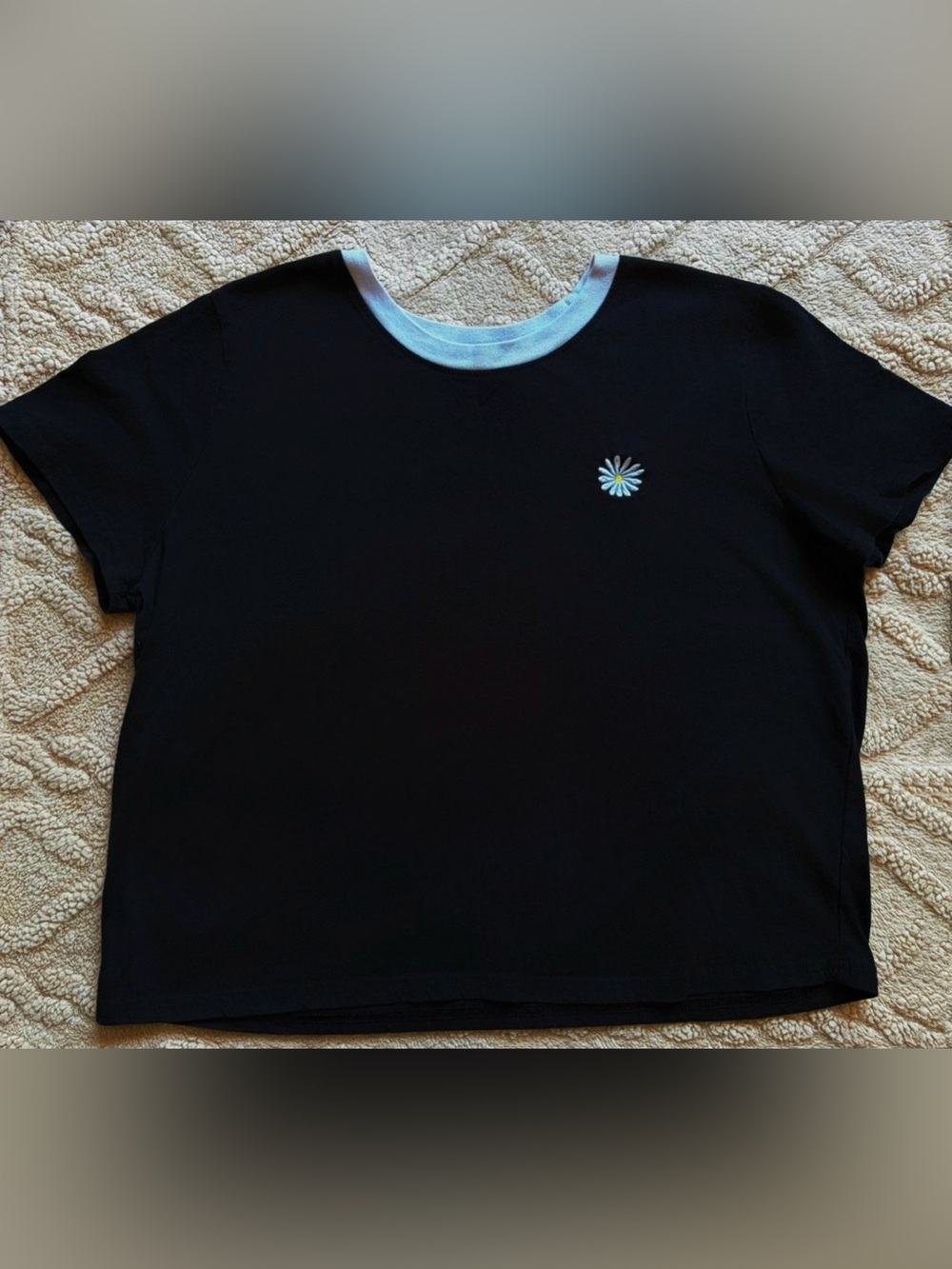 Rue21 Women’s XL Loose Fit T-Shirt Black & White Crewneck W/ Embroidered Daisy